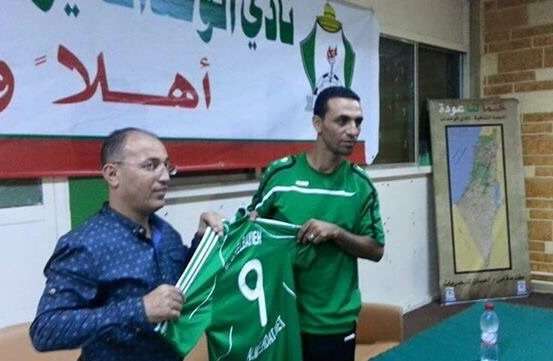 شلباية يرفع قميصه بعد حفل التوقيع 