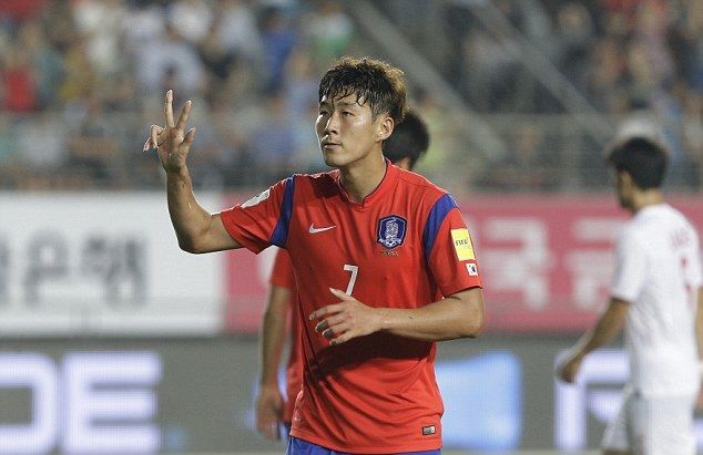 الكوري سون هيونغ مين بعد تسجيله الثلاثية بمرمى لاوس