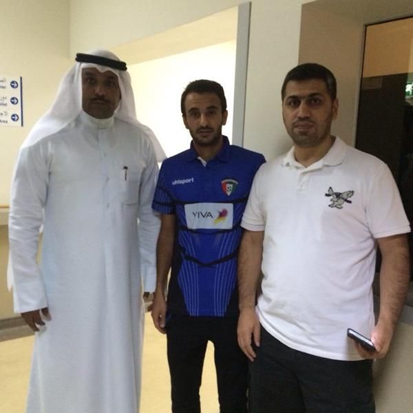 البريكي بصحبة أعضاء الاتحاد الكويتي بعد التعافي من وعكته
