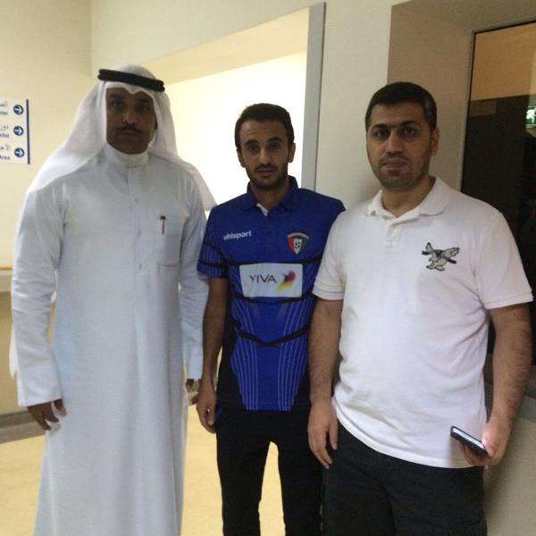 البريكي بصحبة أعضاء الاتحاد الكويتي بعد التعافي من وعكته