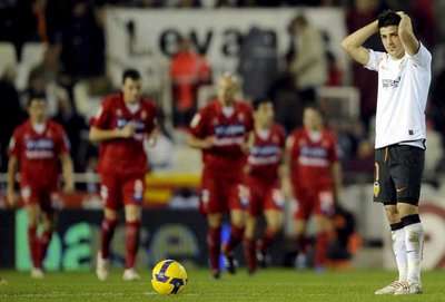 دايفيد فيا متحسر ولاعبي خيخون يحتفلون بتسيجل هدف في فالنسيا