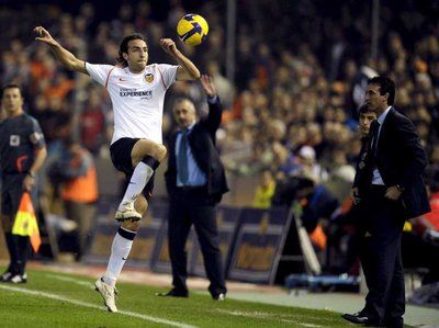 لاعب فالنسيا موريتي يحاول نيل الكرة قبل خروجها