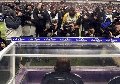 حشود اعلامية كبيرة تلتقط الصور لمدرب ريال مدريد شوستر