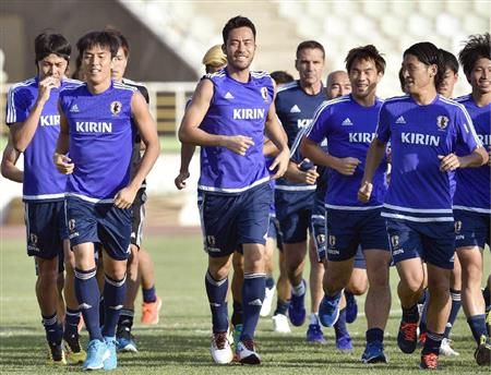 قلب الدفاع مايا يوشيدا (المنتصف) في تدريب اليوم بإيران