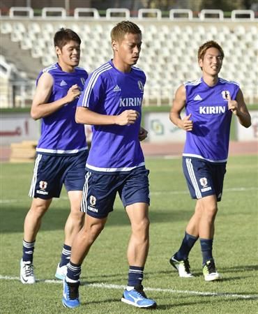 لاعب ميلان الإيطالي كيسوكي هوندا في تدريب اليوم بطهران