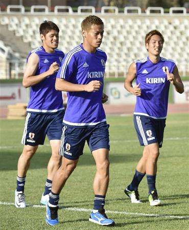 لاعب ميلان الإيطالي كيسوكي هوندا في تدريب اليوم بطهران