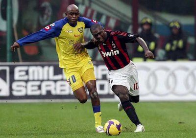 سيدورف يتعرض للمضايقة من لاعب كييفو لوتشيانو