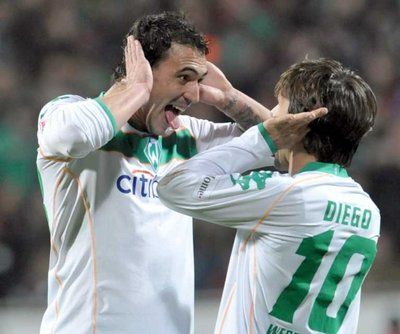 فرحة لاعبي بريمن البرتغالي الميدا والبرازيلي دييغو بتسجيل الهدف الثالث