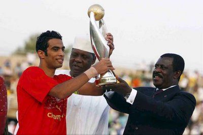 كابتن النادي الاهلي المصري شادي عبد الفتاح يستلم كأس البطولة من رئيس وزراء الكاميرون اينوني افرايم