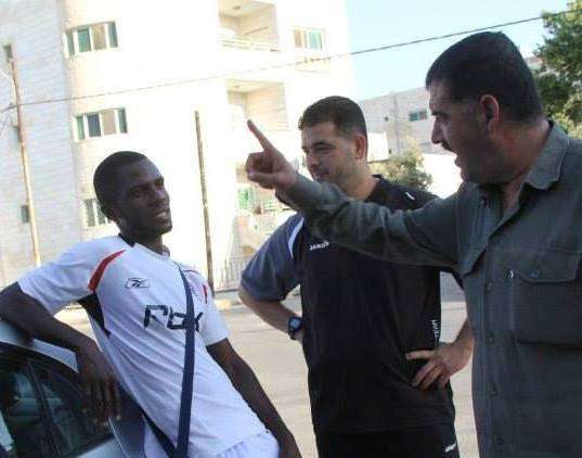 العجلوني "يمين" في إحدى لقاءاته مع اللاعبين 