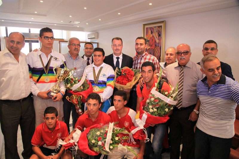 وزير الرياضة التونسي عند استقباله في المطار ابطال العالم في الكرة الحديدية الطويلة