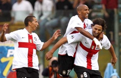 البرازيلي سيزار رودريجيز على يسار الصورة