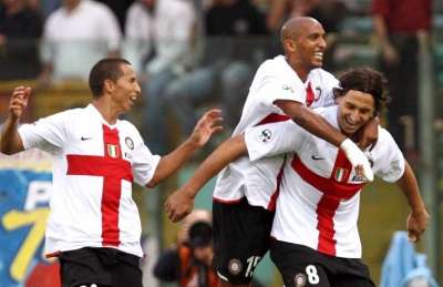 البرازيلي سيزار رودريجيز على يسار الصورة