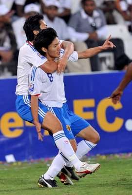 فرحة الياباني تاناكا بالتسجيل في مرمى قطر