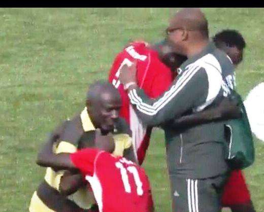 المدرب العام للمنتخب يعانق اللاعبين عقب الفوز