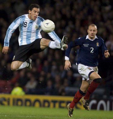 الأرجنتيني رودريغز مع ألان هوتون 