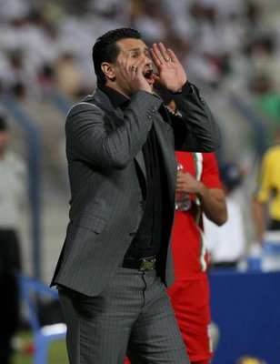 دائي يوجه لاعبيه في مباراة أمس