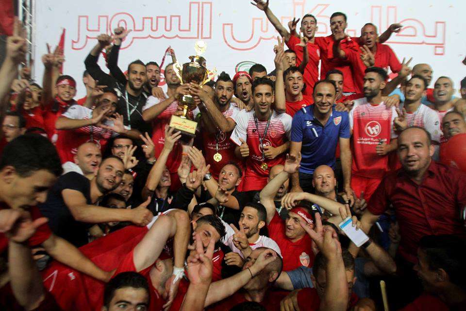 لاعبو الأهلي  يرفعون كاس فلسطين 