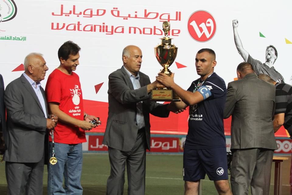 الرجوب يسلم الكاس لكابتن  الأهلي
