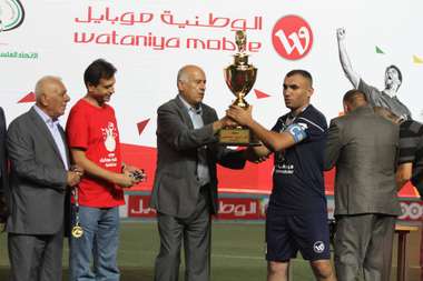 الرجوب يسلم الكاس لكابتن الأهلي