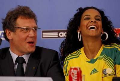 السكرتير العام للفيفا جيرومي فالكة مع ملكة جمال جنوب افريقيا خلال مؤتمر الصحفي