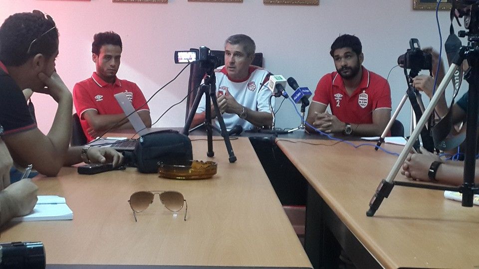 دانيال سانشيز خلال المؤتمر الصحفي 