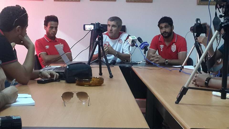 دانيال سانشيز خلال المؤتمر الصحفي 