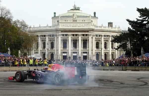 2015-04-22t141319z_1106597796_gf10000068771_rtrmadp_3_motor-racing-prix_reuters