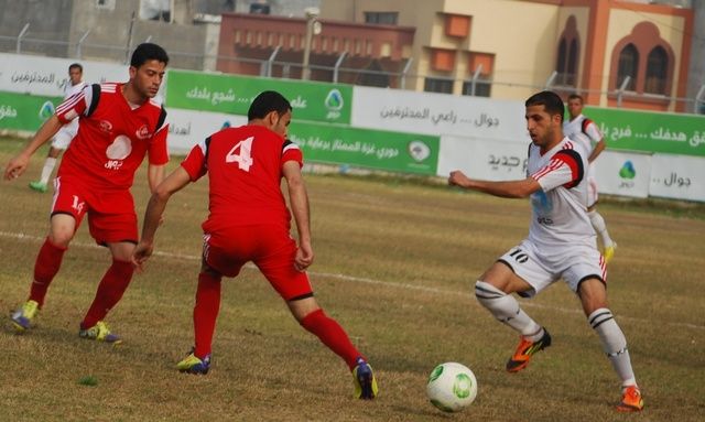 محمد بركات الأول من اليمين