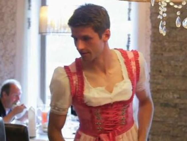 thomas-muller-vestido-mujer-jerome-boatneg-bayern