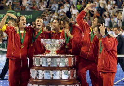منتخب اسبانيا للتنس يحتفل بحصوله على كأس ديفيز
