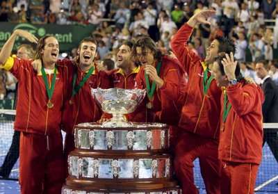 منتخب اسبانيا للتنس يحتفل بحصوله على كأس ديفيز