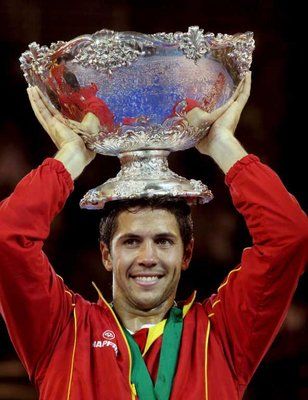 لاعب التنس الاسباني فيرناندو فيرداسكو يحمل كأس ديفيز بعد فوزه على الارجنيتيني أكاسوسو