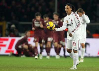 البرازيلي رونالدينهو لاعب ميلان وهو يحمل الكرة بعد تسجيل تورينو هدفاً في مرمى فريقه