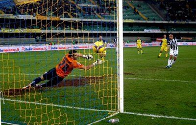 لاعب سيينا ماكاروني وهو يسجل من ركلة جزاء ضد سيينا