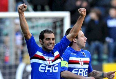 لاعب سامبدوريا الأيطالي بيلوتشي وهو يحتفل بعد تسجيله هدف ضد كاتانيا