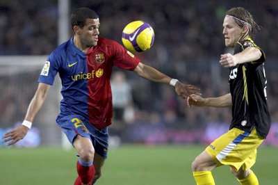 البرازيلي داني الفيس لاعب برشلونة في صراع كروي مع لاعب خيتافي بولانيسكي