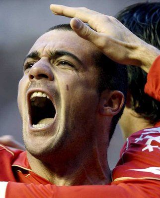 لاعب اوساسونا باندياني وهو يصرخ فرحا بتسجيله هدفا في مرمى الميريا