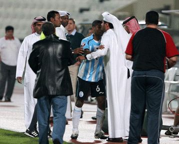 جانب من أحداث الشغب الذي شهده لقاء الريان والوكرة