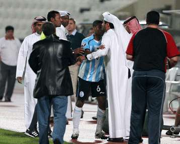 جانب من أحداث الشغب الذي شهده لقاء الريان والوكرة