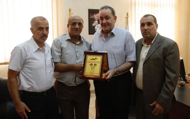 زريقات يتبادل الهدايا التذكارية مع الوفد الفلسطيني 
