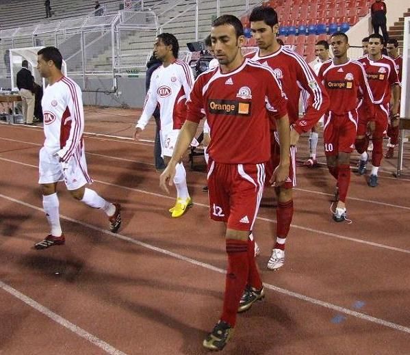 دخول لاعبين الفريقين ارض الملعب