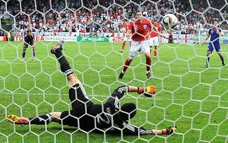 كاواشيما عند صده ركلة الجزاء للانجليزي لامبارد في 2010