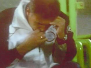 اللقطة التي اقتنصتها كاميرات القناة الناقلة (art) لمدرب الشباب وهو يدخن