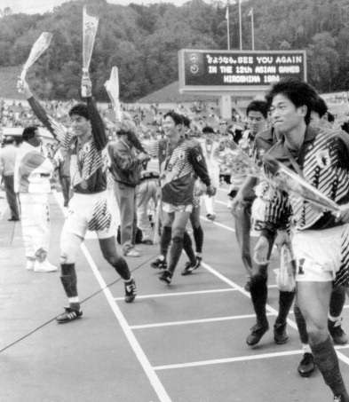 فرحة لاعبي منتخب اليابان بعد الفوز بكأس آسيا 1992