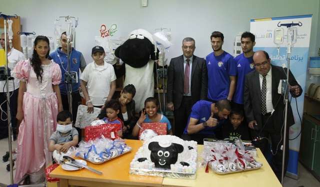 نجوم منتخب الأردن مع الأطفال المرضى