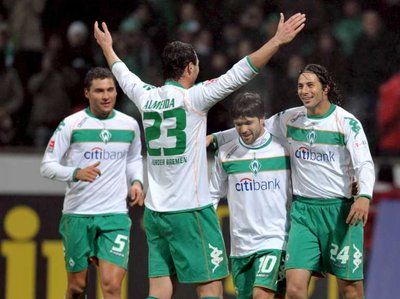 بيـتزارو(يمين) يتلقى التهنئة بعد الهاتريك الذي أحرزه في مرمى آينتراخت فرانكفورت