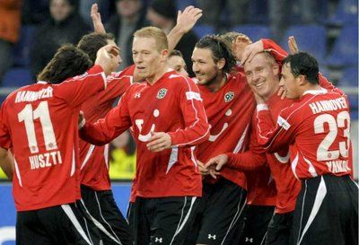 لاعبو هانوفر يحتلفون بأحد أهداف فريقهم في مرمى كارلسروه