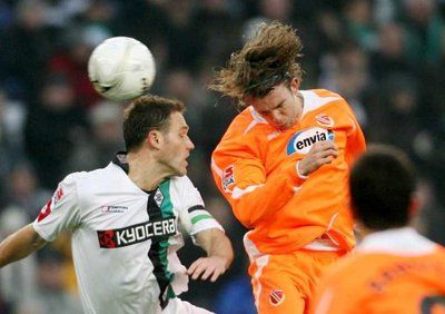 جانب من لقـاء فريقي بوروسيا مونشنغلادباخ و إنيرجي كوتبوس