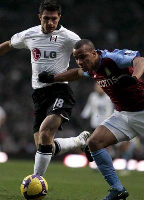 صراع على الكرة بين اغبونلاهور (يمين) وأرون هيوز 